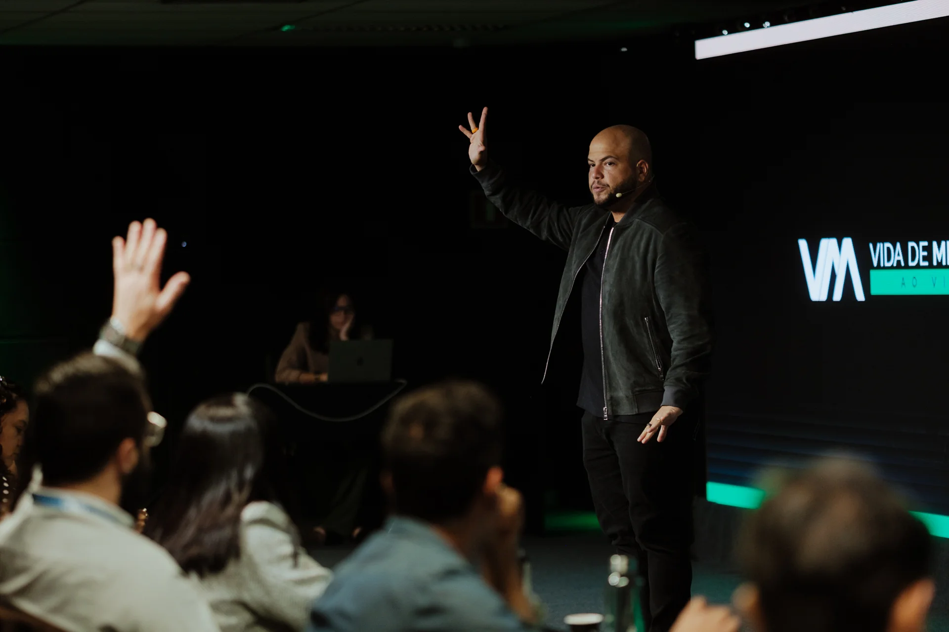 Victor Damásio conduzindo uma aula presencial