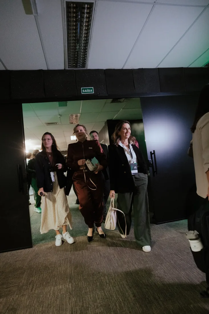 Grupo de participantes entrando no espaço do evento