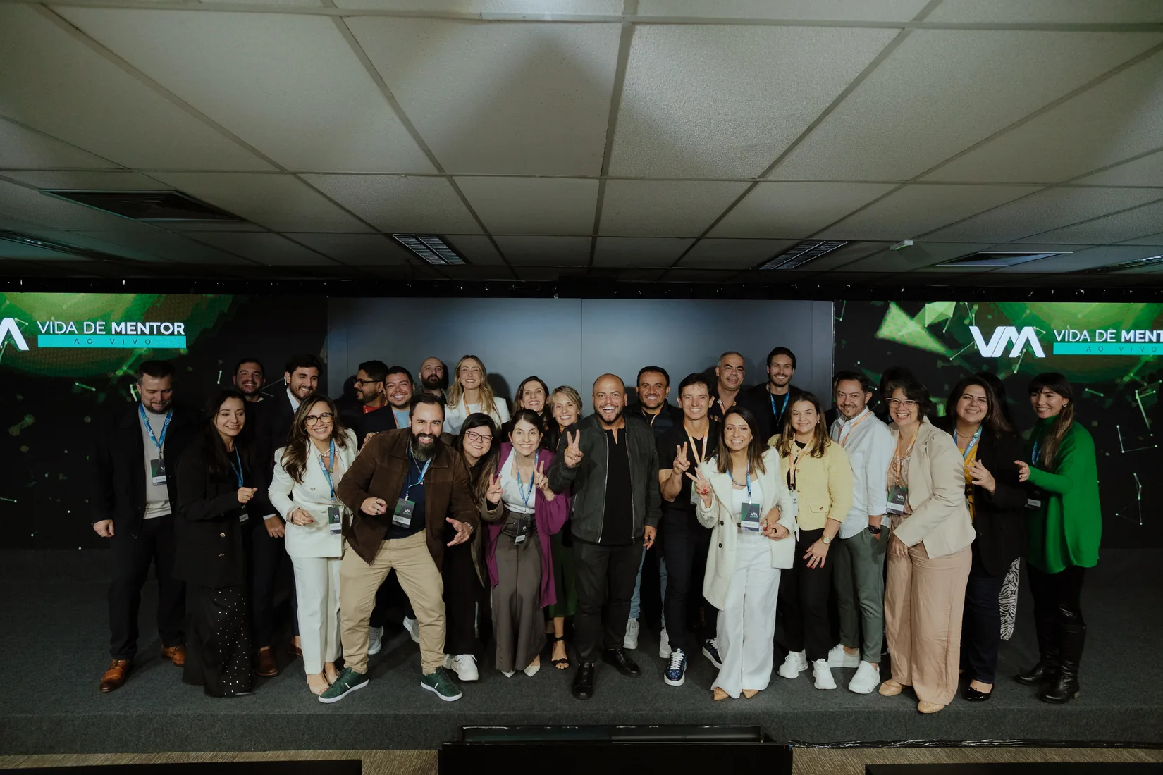 Foto oficial da turma reunida no palco ao fim do evento